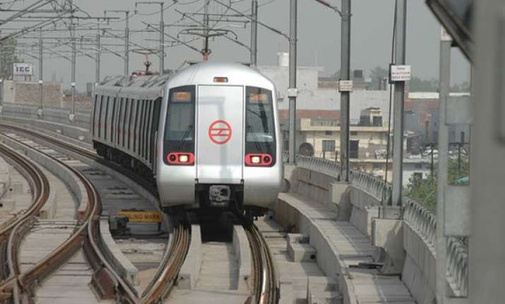 dust storm disrupts metro train services during rush hour