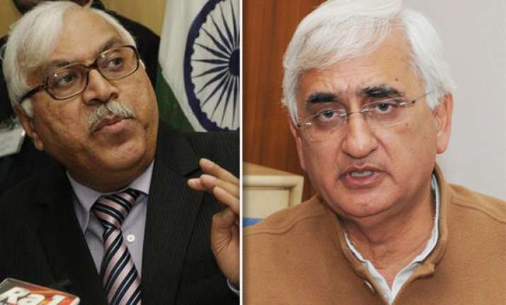 ec censures law minister khurshid for violating model code