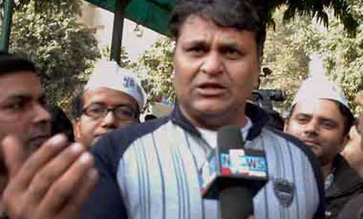 expelled aap mla vinod binny withdraws support to kejriwal