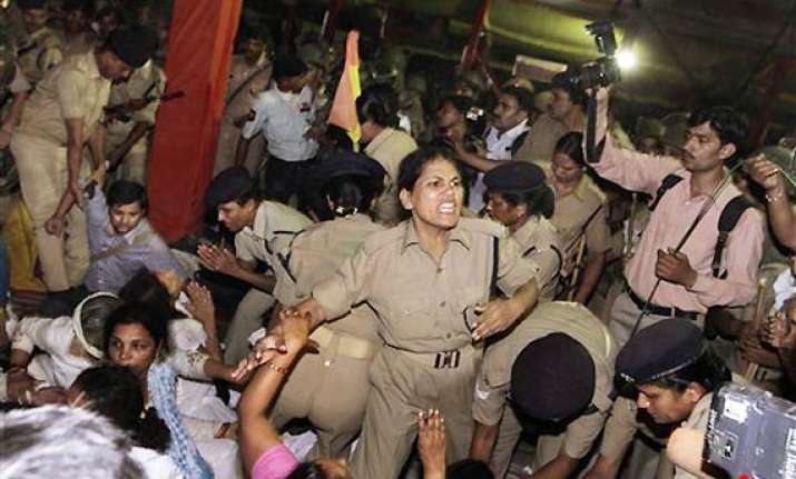 explain why sleeping people were lathicharged sc asks delhi