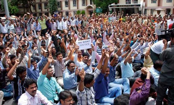 four lakh seemandhra employees begin indefinite strike