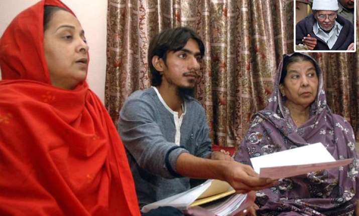 free chisty on humanitarian grounds daughter urges govt