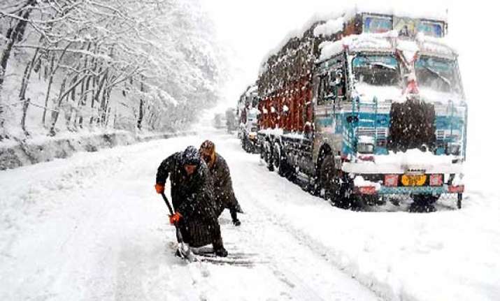 fresh snowfall forces closure of srinagar jammu highway