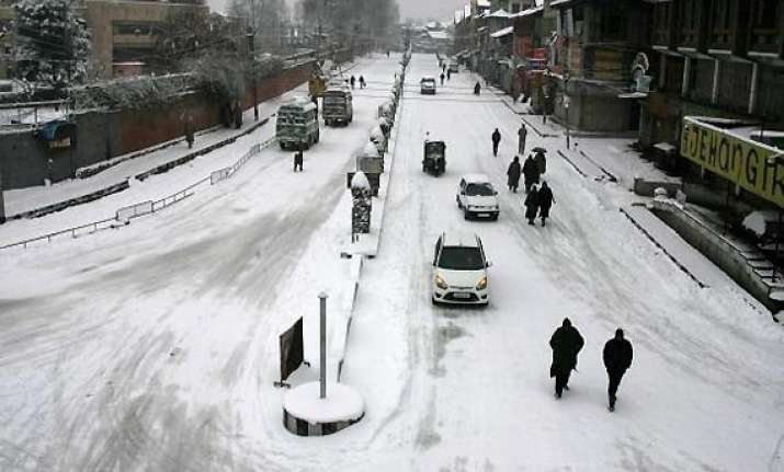 jammu srinagar highway closed after snowfall landslides