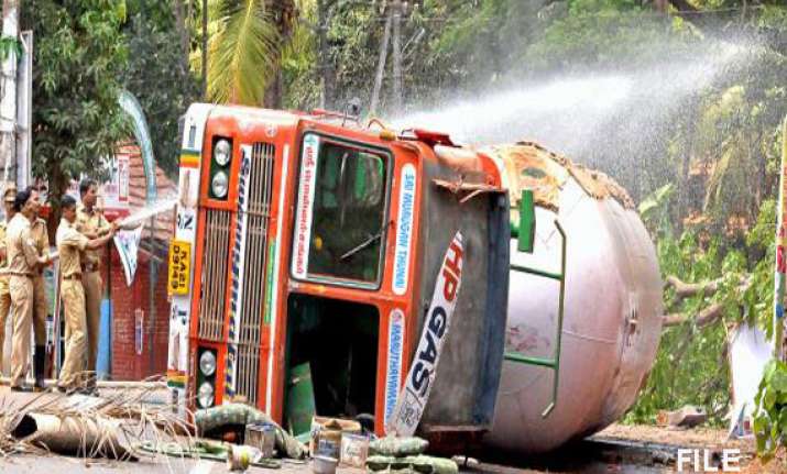 gas leak creates panic in kerala after lpg tanker overturns