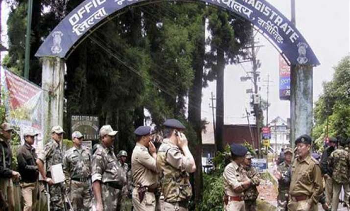 gorkhaland demand gjm workers try to block dm s office four