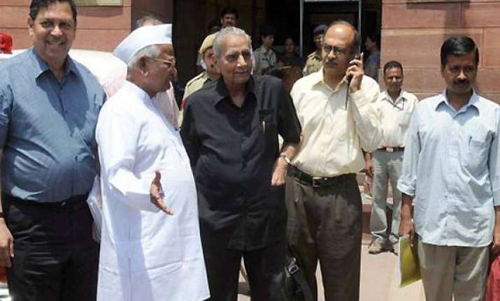 govt gets into a huddle as hazare hits out after deadlock