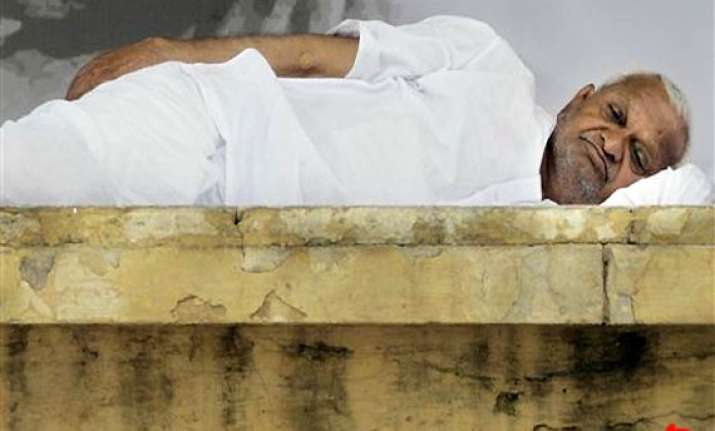 govt keeping all options open in case anna hazare s health