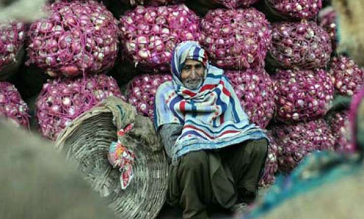 govt lifts ban on onions exports