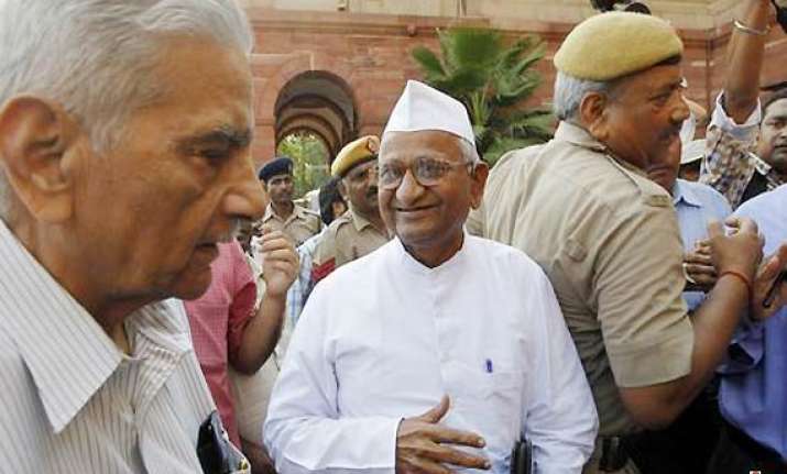 govt should withdraw lokpal bill team hazare tells par panel