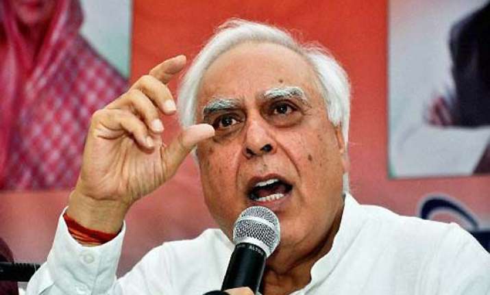 govt blames cag for poor 2g show to hold another round
