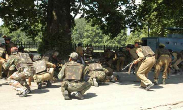 militants attack police post in kashmir decamp with rifles