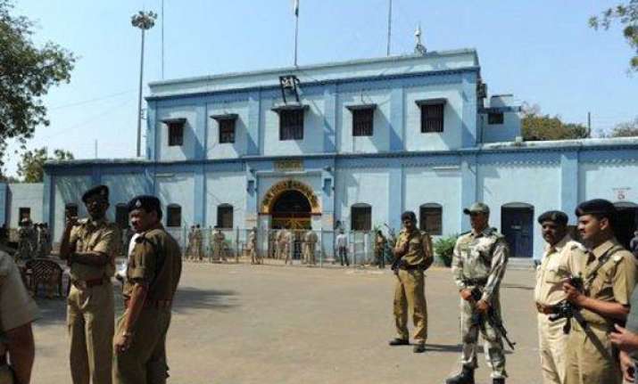 gujarat releases 285 prisoners on gandhi jayanti