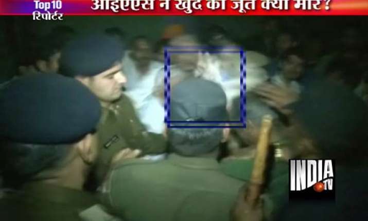 gurgaon ias officer beats himself with his shoes during