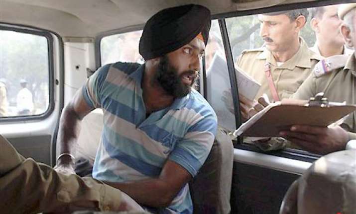 harvinder shouts slogans in court ncp activists try to