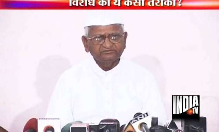 hazare condemns attacks on aide prashant bhushan