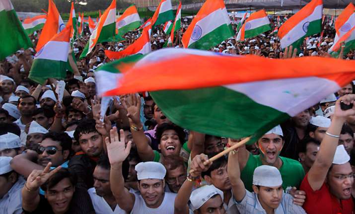 hazare greeted by cheering crowd