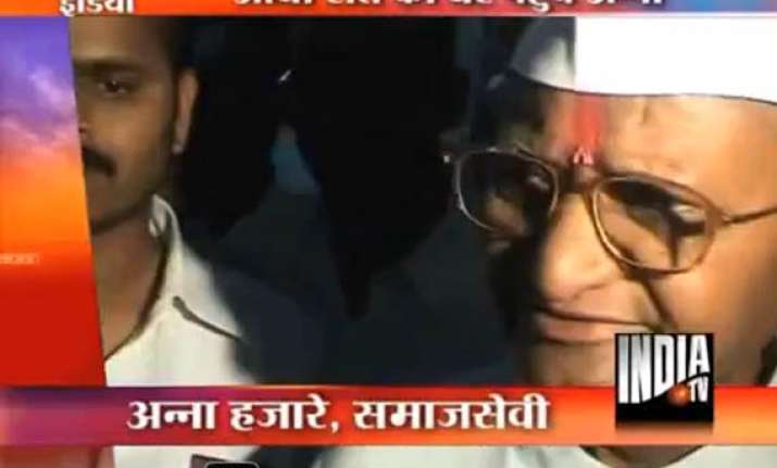 anna hazare gets hero s welcome at ralegan siddhi