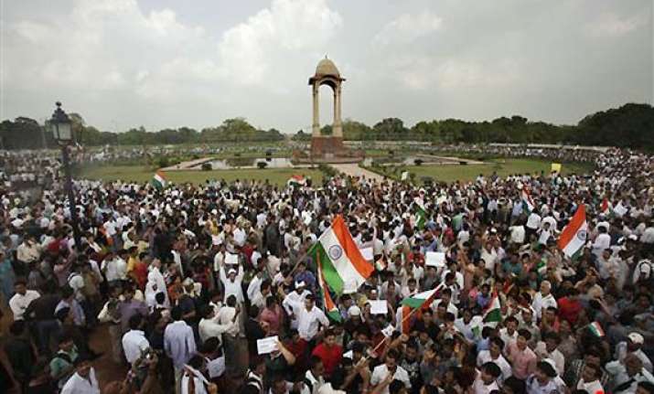 hazare supporters swamp vvip area near parliament