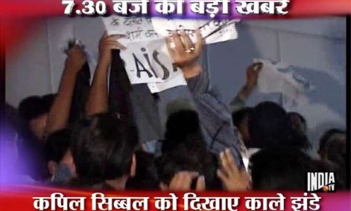 hazare s arrest sibal faces protests at seminar