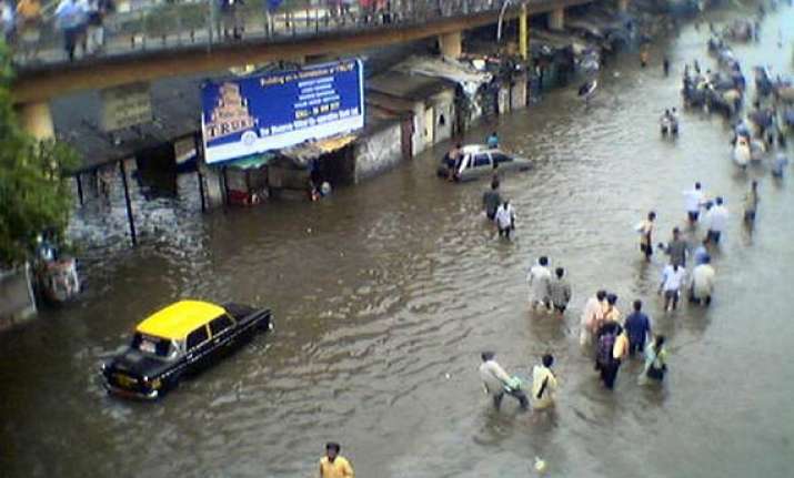 heavy rains cause waterlogging in mumbai suburbs