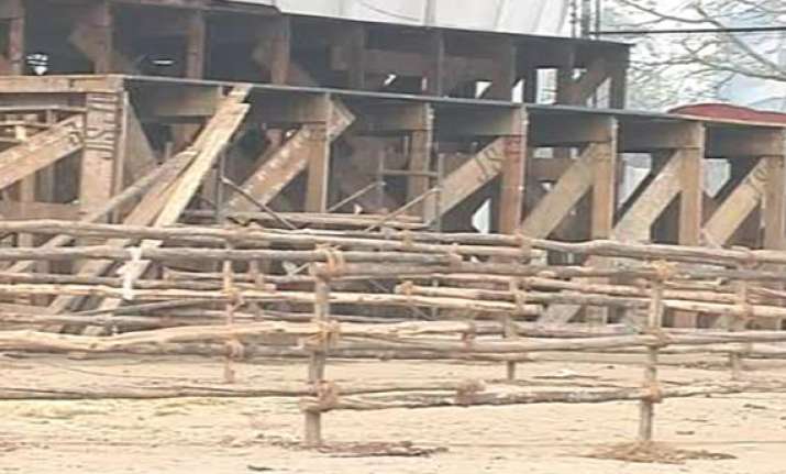 heavy security at fast venue hazare to arrive in the evening