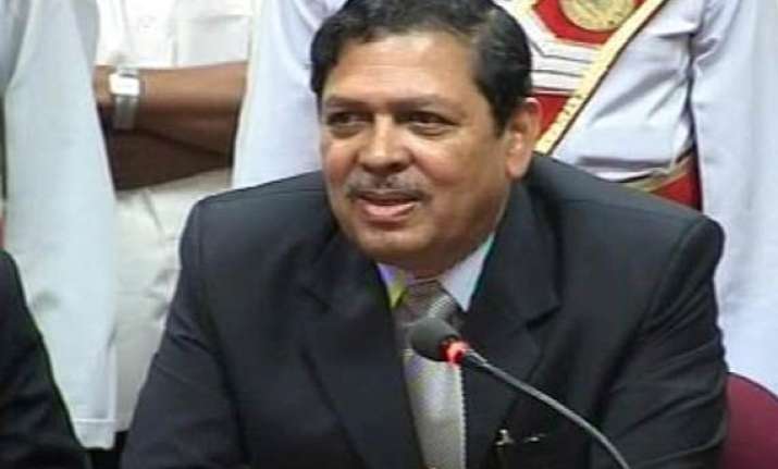 hedge disassociates himself from team anna remarks on pm