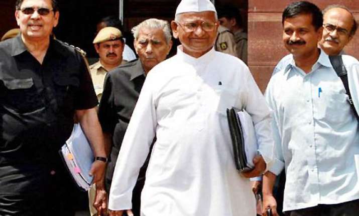 hegde not in favour of hazare sitting on fast