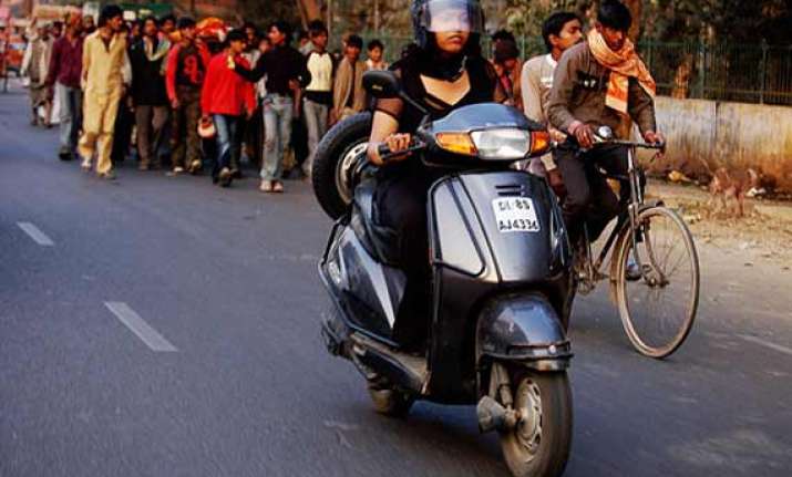 helmets mandatory for women riders sikh women exempted