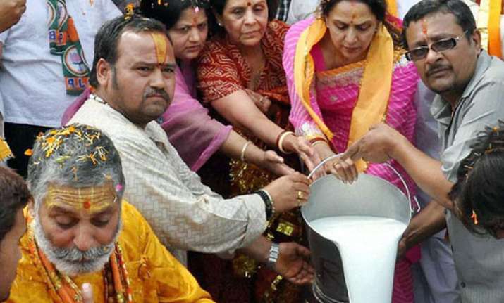 hema malini pours milk into river yamuna in mathura during