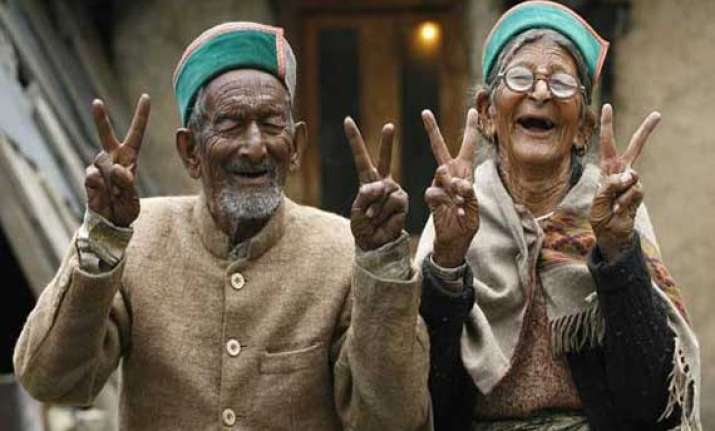 himachal s oldest voter wife cast vote