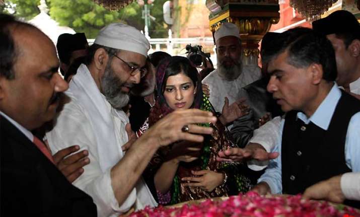 hina prays for peace at nizamuddin dargah