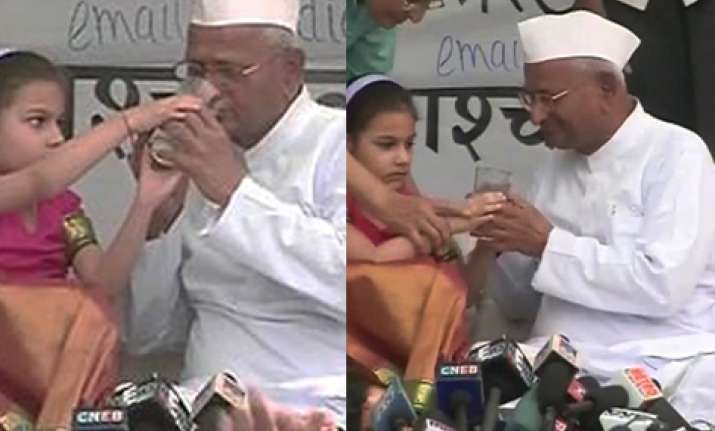 hundreds give up fast in bangalore after hazare ends protest