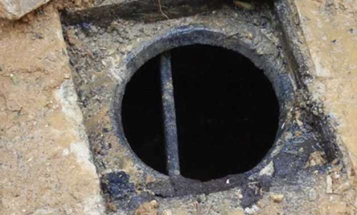 girl falls into pit in south delhi park dies
