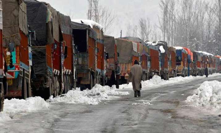 jammu srinagar highway closed after fresh snowfall
