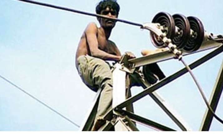 man on high voltage pole in mumbai saved by power cut