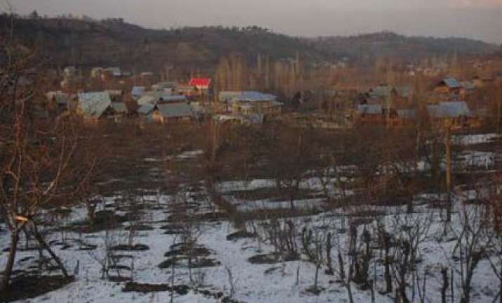 kashmir valley receives season s first snowfall