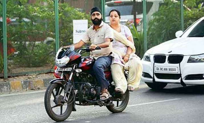 1.2 lakh delhi women challaned for not wearing helmets