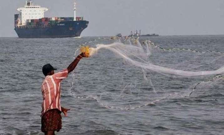 lankan navy arrests 34 tn fishermen