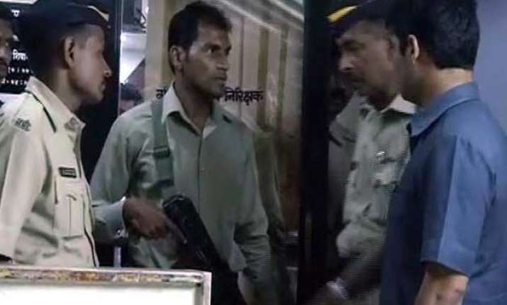 policeman shoots senior kills self in mumbai police station