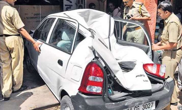 rowdy elephant smashes car in jaipur
