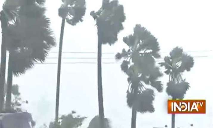 cyclone hudhud 6 die in ap odisha vishakapatnam worst hit