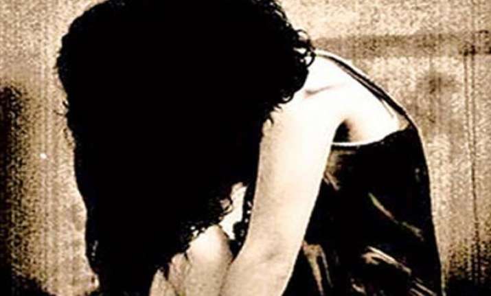 delhi 15 yr old girl raped accused suspected to be minor