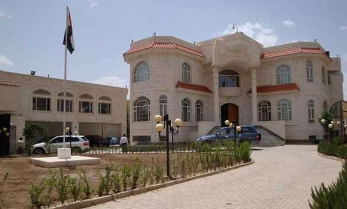 india asks its citizens to leave yemen immediately