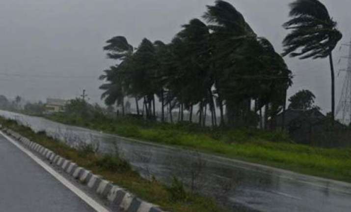 cyclone hudhud moving westnorth westward from bay of bengal