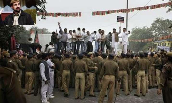 bjp activists attack mirwaiz in delhi