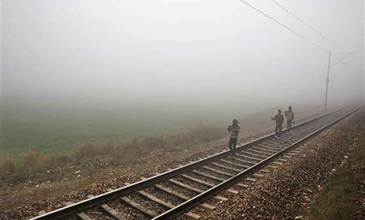 fog delays 48 trains in delhi