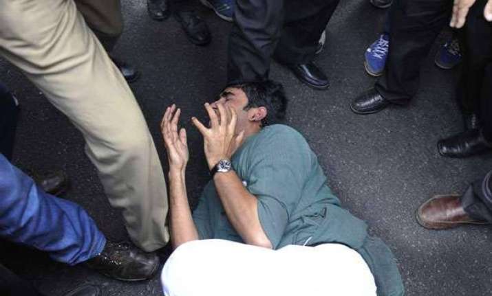 editors body condemns attack on journalists in delhi