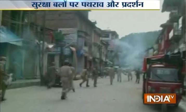 protests erupt after eid prayers in kashmir