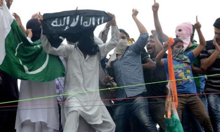 youths wave pakistan is flags clashes with police